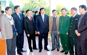 Đồng chí Trần Đăng Ninh, Phó Bí thư Thường trực Tỉnh ủy trao đổi với các đồng chí lãnh đạo các Đảng bộ trực thuộc về công tác   kiểm tra, giám sát của Đảng.