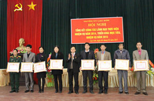 Đồng chí Bùi Văn Nỏm, Bí thư Huyện ủy Lạc Sơn trao giấy khen của BTV Huyện ủy Lạc Sơn cho 9 chi, Đảng bộ đạt TSVM tiêu biểu năm 2014.

