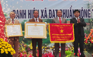 Thay mặt lãnh đạo tỉnh, đồng chí Nguyễn Văn Dũng, Phó Chủ tịch UBND tỉnh trao tặng các phần thưởng cao quí cho xã Dũng Phong.