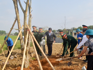 Đồng chí Trần Đăng Ninh, Phó Bí thư TT Tỉnh ủy và lãnh đạo Bộ CHQS tỉnh, lãnh đạo các sở, ngành, cấp ủy, chính quyền xã Thống Nhất trồng cây tại khuôn viên Trung tâm huấn luyện lực lượng dự bị động viên.