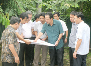 Đồng chí Nguyễn Văn Quang, Phó Bí thư Tỉnh uỷ, Chủ tịch UBND tỉnh kiểm tra công tác đầu tư hạ tầng thành phố Hòa Bình.

