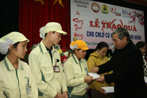 Lãnh đạo LĐLĐ tỉnh tặng quà cho công nhân KCN Lương Sơn.