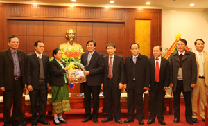 Đồng chí Pheng Căn Nha Thim, Phó Bí thư, Phó Tỉnh trưởng tỉnh Hủa Phăn tặng quà chúc Tết lãnh đạo tỉnh Hòa Bình

  



