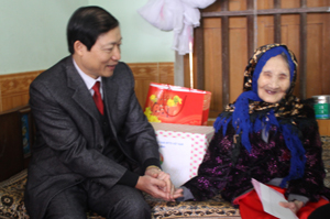 Đồng chí Bùi Văn Cửu, UVTV, Phó Chủ tịch TT UBND tặng quà Mẹ VNAH Lê Thị Dậu ở thị trấn Hàng Trạm, huyện Yên Thủy.

