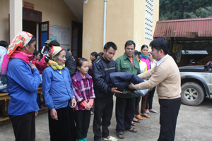 Nhóm từ thiện Những người bạn trao quà cho các hộ nghèo ở xã Nam Sơn, Tân Lạc.


