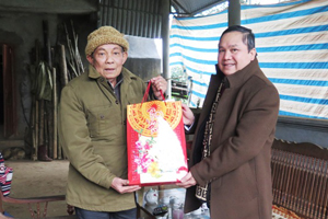 Đồng chí Đinh Văn Dực, TUV,Trưởng ban Dân tộc tỉnh thăm và tặng quà người có uy tín trong cộng đồng dân tộc thiểu số.
