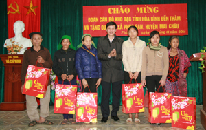 Lãnh đạo Kho Bạc Nhà nước tỉnh tặng quà tết cho những hộ nghèo xã Phúc Sạn Mai Châu).