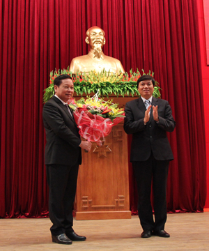 Đồng chí Trần Đăng Ninh, Phó Bí thư TT Tỉnh ủy tặng hoa chúc mừng đồng chí Bùi Văn Tỉnh tái đắc cử UV BCH T.Ư Đảng.

