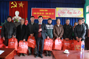 Đồng chí Đỗ Ngọc Vinh, Phó Tổng Biên tập Báo Hòa Bình trao các suất quà tết cho các hộ gia đình chính sách xã Phú Thành (Lạc Thủy). 
