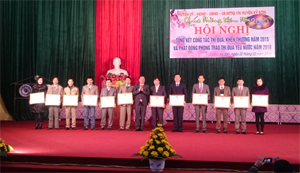 Lãnh đạo UBND huyện Kỳ Sơn trao giấy khen cho các tập thể, cá nhân có thành tích xuất sắc trong phong trào thi đua năm 2015.