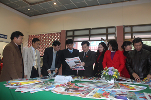 Đồng chí Nguyễn Văn Chương, Phó Chủ tịch UBND tỉnh và đại diện lãnh đạo các sở, ban ngành, UBND thành phố, cơ quan báo chí tỉnh nhà tham quan phòng trưng bày báo xuân.