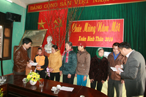 Lãnh đạo UBND huyện Đà Bắc cùng Hội Doanh nghiệp huyện tặng quà tết cho người dân có hoàn cảnh khó khăn tại thị trấn Đà Bắc (Đà Bắc). 


