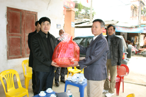 Đồng chí Nguyễn Văn Dũng, Phó Chủ tịch UBND tỉnh tặng quà động viên cán bộ Chốt kiểm dịch động vật huyện Lương Sơn.