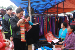 Những mặt hàng truyền thống của bà con người Mường cũng được được bày bán ở chợ.