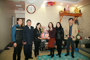 Lãnh đạo Công ty CP Thương mại Dạ Hợp tặng quà tết cho hộ gia đình bà Hà Thị Yên – Khu nhà ở xã hội Dạ Hợp (TP Hòa Bình). 

 

