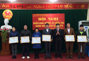 Lãnh đạo huyện Đà Bắc tặng giấy khen cho các tập thể xuất sắc.