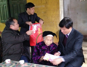 Đồng chí Trần Đăng Ninh, Phó Bí thư Thường trực Tỉnh uỷ trao tặng quà của T.Ư và của tỉnh cho mẹ Việt Nam Anh hùng Xa Thị Vân.