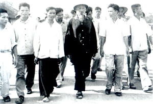 Bác Hồ thăm trường Thanh niên Lao động xã hội chủ nghĩa Hòa Bình ngày 17/8/1962.         

ảnh:TL

