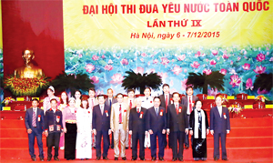 Lãnh đạo Đảng, Nhà nước với đoàn đại biểu tỉnh ta tại Đại hội Thi đua yêu nước toàn quốc lần thứ IX.

