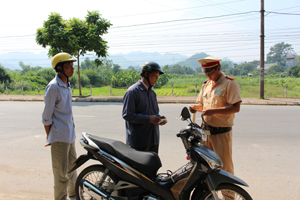 Cán bộ Đội CSGT thành phố Hoà Bình tăng cường kiểm tra chấp hành pháp luật ATGT đường bộ của người điều khiển phương tiện tham gia giao thông. 

