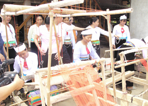 Xã Nhân Nghĩa (Lạc Sơn) khôi phục nghề dệt thổ cẩm truyền thống tạo việc làm cho nhiều phụ nữ.

