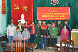 Lãnh đạo Trung đoàn 814 trao tặng sổ tiết kiệm cho học sinh và quà tết cho các hộ gia đình nghèo xã Mường Tuổng  

