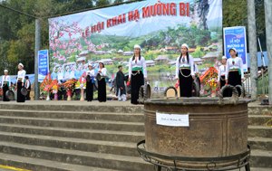 Chiếc sanh cổ được trưng bày tại lễ hội Khai hạ Mường Bi (Tân Lạc) so với chiếc sanh cổ được lưu giữ tại Bảo tàng Lịch sử Việt Nam thì nhỏ hơn nhiều. 

 

 

