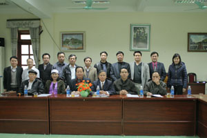 Cán bộ Viện Ngôn ngữ học và đại diện nguyên lãnh đạo huyện, các ban, ngành huyện Kim Bôi tại buổi tọa đàm lấy ý kiến xây dựng bộ chữ Mường tại Mường Động.

 

