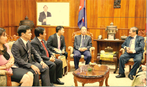 Bộ trưởng Bộ Thông tin Campuchia Khiêu Kanharith (ngoài cùng bên phải) tiếp và giới thiệu sơ bộ với đoàn Nhà báo Việt Nam về tình hình hoạt động của báo chí Campuchia.

 

