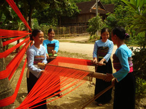 Người dân xã Chiềng Châu giữ gìn và phát huy nghề dệt thổ cẩm. ảnh:P.V


