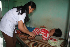 Bác sĩ Bùi Thị Huyền, trạm y tế xã Mỹ Hòa (Tân Lạc) chăm sóc bệnh nhân. 

