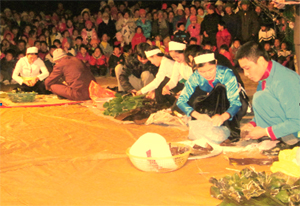 Các gia đình trổ tài làm bánh uôi tại lễ hội xuân huyện Kỳ Sơn.