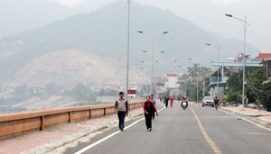 Đường đê Đà Giang được nâng cấp, thu hút đông đảo người dân TP Hòa Bình đi bộ để rèn luyện sức khỏe, thư giãn.