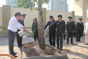 Các đồng chí lãnh đạo tỉnh, Bộ Công an, Công an tỉnh tham gia trồng cây tại khuôn viên trụ sở Công tỉnh.

