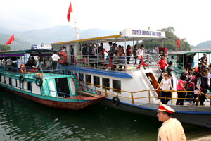 Lượng khách đến du lịch hồ Hòa Bình đầu xuân tăng mạnh.

