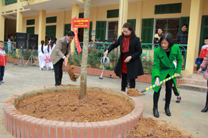 Lãnh đạo thành phố Hoà Bình, và ngành GD&ĐT thành phố tham gia trồng cây trong khuôn viên nhà trường.

