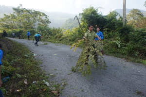 Cán bộ Ban quản lý Khu bảo tồn thiên nhiên Phu Canh phát dọn đường và hành lang bảo vệ rừng tại xã Đoàn Kết, Đà Bắc.


