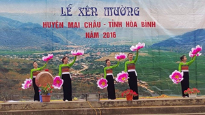 Một tiết mục văn nghệ biểu diễn trong Lễ Xên Mường huyện Mai Châu năm 2016. 
