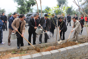 Các đồng chí lãnh đạo trồng cây lưu niệm tại khuân viên đền Rem.

