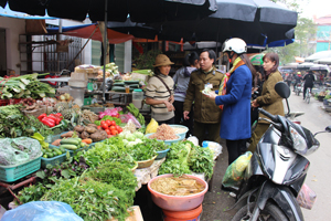 Lực lượng QLTT Đội 1 (thành phố Hòa Bình) nắm bắt diễn biến giá cả thị trường sau Tết tại các chợ. 

