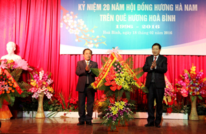 Đồng chí Bùi Văn Cửu, Phó Chủ tịch TT UBND tỉnh tặng hoa chúc mừng Hội đồng hương Hà Nam trên quê hương Hòa Bình tại buổi gặp mặt.

