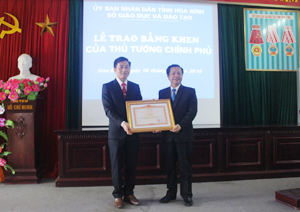 Nhà giáo Bùi Trọng Đắc, TUV, Giám đốc Sở GD & ĐT trao bằng khen của Thủ tướng Chính phủ cho đồng chí Bùi Văn Đường, Hiệu trưởng trường THPT Công Nghiệp vì đã có nhiều đóng góp cho công tác giáo dục và đào tạo từ năm học 2010 – 2011 đến năm học 2014 – 2015.

