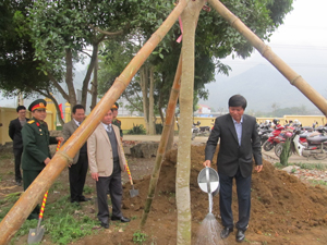 Đồng chí Trần Đăng Ninh, Phó Bí thư TT Tỉnh ủy, lãnh đạo hội CCB tỉnh, huyện ủy Yên Thủy trồng cây tại khuôn viên huyện.