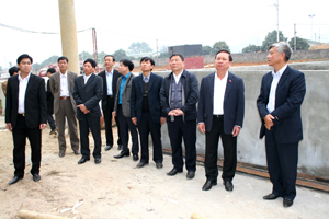 Đồng chí Bùi Văn Tỉnh, Ủy viên BCH TƯ Đảng, Bí thư Tỉnh ủy, Chủ tịch HĐND tỉnh kiểm tra tiến độ xây dựng Nhà máy mía đường Lạc Sơn.