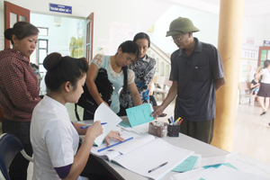 Bệnh nhân đến làm thủ tục khám, chữa bệnh bằng BHYT tại Bệnh viện Đa khoa huyện Kỳ Sơn.