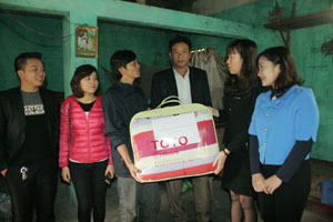 Thanh niên Đoàn Khối cơ quan tỉnh  tặng quà cho hộ nghèo xã Hợp Kim (Kim Bôi).
