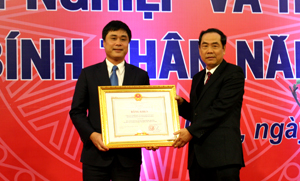 Thừa ủy quyền, đồng chí Nguyễn Văn Quang, Chủ tịch UBND tỉnh trao bằng khen của Thủ tưởng Chính phủ cho Công ty Hoàng Sơn vì có thành tích xuất sắc trong phong trào thi đua yêu nước.