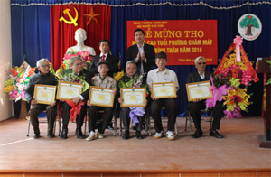 Lãnh đạo Đảng uỷ, UBND phường Chăm Mát trao giấy Mừng thọ cho các hội viên tròn 80 tuổi.