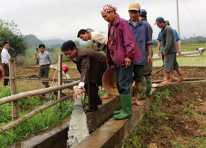 Xã Dân Hạ (Kỳ Sơn) điều tiết nước phục vụ gieo cấy trên đồng ruộng.