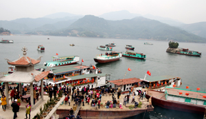 Phát triển dịch vụ vận tải khách vùng lòng hồ Sông Đà góp phần mang lại  thu nhập ổn định cho nhiều hộ dân xã Thung Nai (Cao Phong).